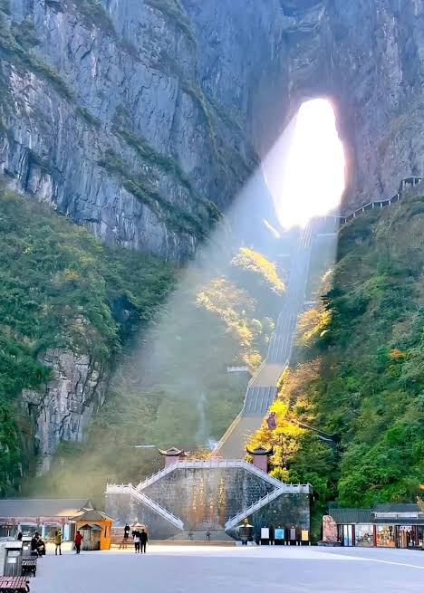 Tianmen Mountain（天门山）: Designing Vertical Mobility